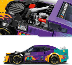 LEGO Speed Champions NASCAR Chevrolet Camaro ZL1 nové generace autíčko; Sada na stavbu a hraní závodního auta; Dárek pro chlapce a dívky od 9 let 76935 Stavebnice Besuche den LEGO-Store