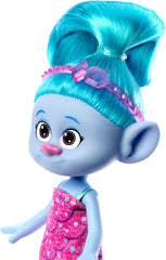 Mattel DREAMWORKS TROLS Gemeinsam Stark – Haarige Überraschungen Žinylková loutka s leuchtend blauem Haar zum Stylen, lila Stirnband, für Kinder ab 3 Jahren, HNF15