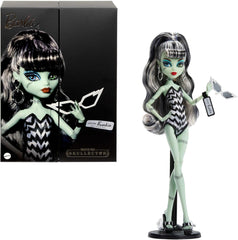 Păpușă Monster High x Barbie Frankie Stein cu costum de baie original inspirat de Barbie și rochie de seară neagră „Solo in The Spotlight”, accesorii, JHK28