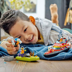LEGO 60373 City Feuerwehrboot, Spielzeug, das im Wasser wimmt, s Rennboot, 3 minifigurky a Jetpack, Feuerwehr-Boot-Spielzeug Geschenkide für Jungen und Mädchen ab 5 Jahren