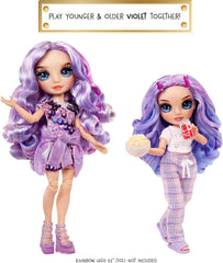 Păpușă Rainbow High Junior High PJ Party - Violet (Mov) - 22 cm cu salopetă moale, papuci și accesorii de joacă - Jucărie pentru copii - Ideală pentru 4-12 ani