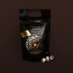 Lindt LINDOR Extra tmavé čokoládové kuličky a LINDOR Jahodové krémové čokoládové kuličky | 1 kg uzavíratelný sáček | cca. 80 bílých čokoládových kuliček s jahodovým krémem