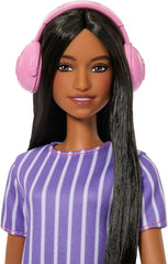 Păpușa Barbie Fashionistas nr. 245, păpușă autistă cu rochie mov cu dungi și accesorii precum fidget spinner, tabletă și căști, JJN58