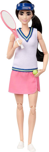Păpușă Barbie Made to Move - Jucătoare de tenis cu rachetă și minge - Păpușă cu 22 de articulații pentru joacă realistă, fani ai tenisului și copii cu vârsta de 3 ani și peste, HKT73