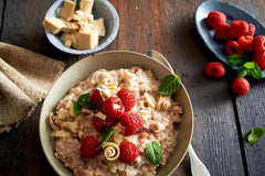 RUF Porridge Raspberry White Choc, Porridge instant cu bucăți de zmeură și ciocolată albă rasă, 65 de grame Cereale Naty Shop