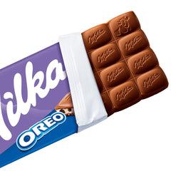 Milka Oreo – Čokoláda z alpského mléka plněná křupavými kousky Oreo sušenek a jemným vanilkovým krémem – 100g