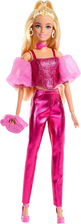 Păpușa Barbie Deluxe Style #5 într-o ținută roz metalizată, blondă, cu un top cu corset strălucitor și pantaloni strălucitori, cu accesorii precum un colier roz și o geantă de mână, JFP40