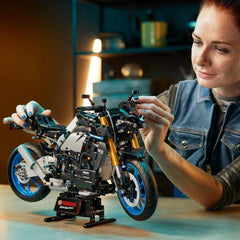 LEGO 42159 Technic Stavebnice modelu motocyklu Yamaha MT-10 SP pro dospělé, autentický model vozidla se čtyřválcovým motorem, funkční řízení a aplikace Ar, dárek pro muže a ženy Stavebnice Besuche den LEGO-Store