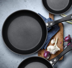 WMF Devil, indukce, nerezová ocel potažená Cromarganem, plastová rukojeť Hrnce a pánve Naty Shop