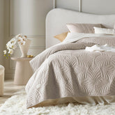 ROOM99 Feel Cuvertură de pat elegantă în bej 220 X 240 Cm Cuvertură de pat versatilă ca cuvertură de pat sau canapea Pătură de aruncare pentru pat și canapea Stil de cuvertură Ideal ca cuvertură de pat Catifea catifea Paturi si Cuverturi Besuche den ROOM99-Store Bej 220X240