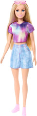 Barbie Mysteries: Beach Detectives Barbie Malibu Modepuppe mit unverkennbarem Outfit zum An- und Ausziehen und Accessoires, inklusive Sonnenbrille, JFV63