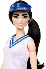 Păpușă Barbie Made to Move - Jucătoare de tenis cu rachetă și minge - Păpușă cu 22 de articulații pentru joacă realistă, fani ai tenisului și copii cu vârsta de 3 ani și peste, HKT73