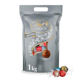 Lindt Čokoláda | Rozmanitá taška LINDOR stříbrná | 1 kg pytel | 80 mléčných čokoládových kuliček rozpouštějících se v ústech, 70%, příchuť slaný karamel a dvojitá čokoláda | Dárek čokolády ke sdílení