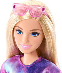 Barbie Mysteries: Beach Detectives Barbie Malibu Modepuppe mit unverkennbarem Outfit zum An- und Ausziehen und Accessoires, inklusive Sonnenbrille, JFV63