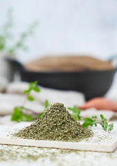 Fuchs Gewürze - Majoránka gerebelt - zum Würzen von Kartoffelgerichten, Fleischgerichten oder Eintöpfen - přírodní složky - 10 g v wiederverwendbarer, recyclebarer Dávka