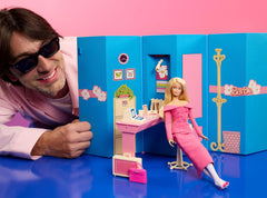 Barbie Signature gestylt von Andrew Mukamal Modepuppe, Sammlerstück mit 3 Looks für Tag und Abend sowie Accessoires, inklusive mit Ständer, JBH81