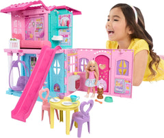 Casă de păpuși Barbie Chelsea cu peste 15 accesorii, căsuța pop-up se extinde la peste 42 x 33 cm cu 5 zone de joacă și un tobogan, cu o păpușă mică și un câine, JFW49