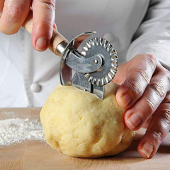 Fackelmann 40917 Rolă de aluat, Roată de ravioli din oțel inoxidabil pentru ravioli, Vârf dublu, Oțel inoxidabil, Lemn, 16 cm
