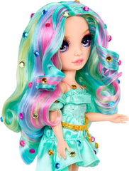 Păpușă de modă Rainbow High Be Dazzling – Celine Turquoise – Albastru-Verde, 28 cm, cu unealtă de decorat, pietre prețioase strălucitoare și accesorii de styling