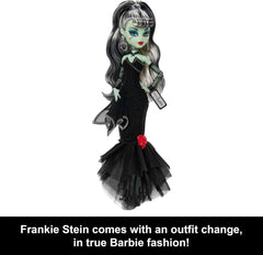 Păpușă Monster High x Barbie Frankie Stein cu costum de baie original inspirat de Barbie și rochie de seară neagră „Solo in The Spotlight”, accesorii, JHK28