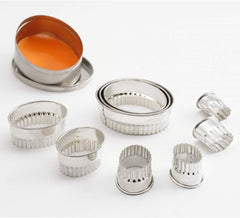 Set de forme pentru biscuiți thermohauser (oțel inoxidabil), ovale, margine ondulată, 9 piese, diametru 2,4 - 8,2 cm, ambalate într-o cutie de tablă