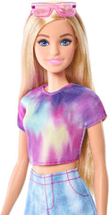 Barbie Mysteries: Beach Detectives Barbie Malibu Modepuppe mit unverkennbarem Outfit zum An- und Ausziehen und Accessoires, inklusive Sonnenbrille, JFV63