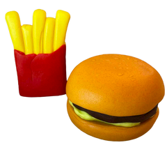 Jedlé dekorace na dort Hamburger a hranolky – sada 2 figurek z cukrové hmoty (~6 cm)
