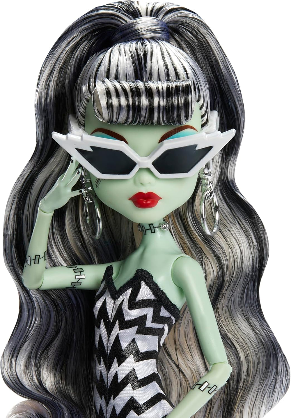 Păpușă Monster High x Barbie Frankie Stein cu costum de baie original inspirat de Barbie și rochie de seară neagră „Solo in The Spotlight”, accesorii, JHK28