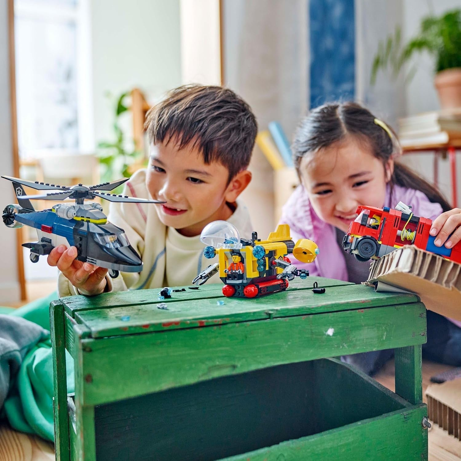 LEGO City Kombinationsset mit Hubschrauber, Löschauto und U-Boot und 3 Minifiguren - Baubare Spielzeug Fahrzeuge für Jungen und Mädchen ab 7 Jahren - Geschenk zum Geburtstag & für die Feiertage 60462