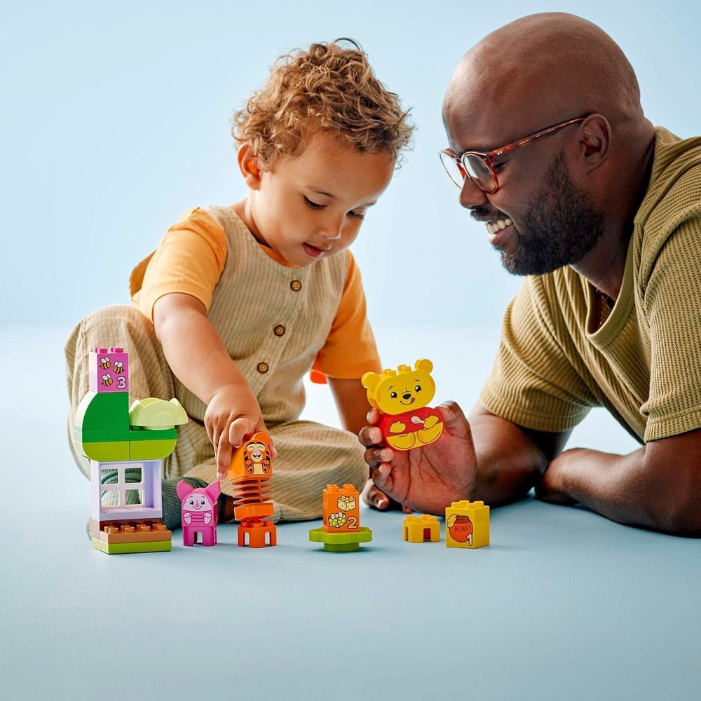 LEGO DUPLO - Narozeninová párty Disneyho Medvídka Pú - vzdělávací hračka pro předškoláky - sada 3 minifigurek včetně Medvídka Pú, Tygra a prasátka - tip na dárek pro chlapce a dívky od 1,5 roku 10457 Beuche stavebnice v LEGO-Store