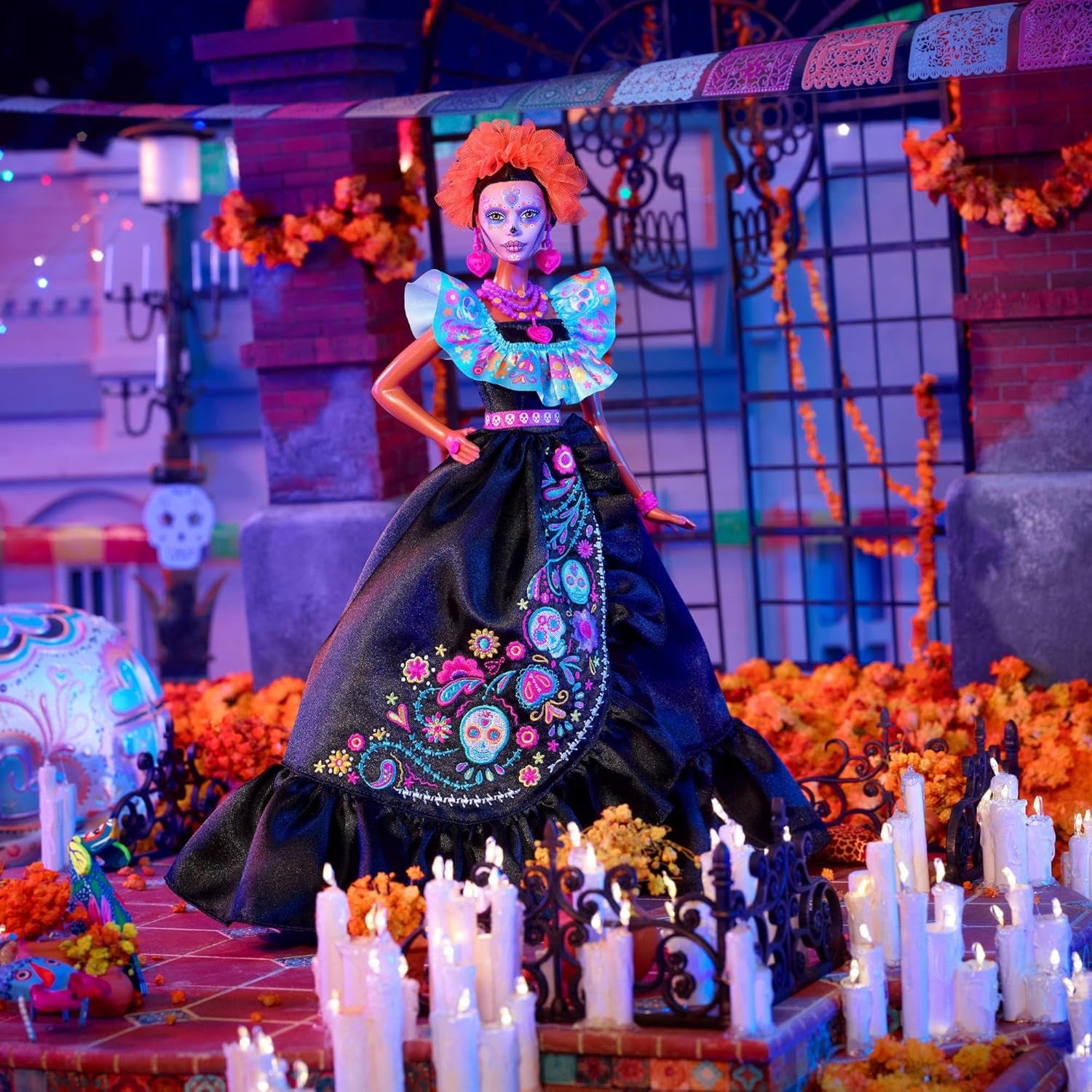 Păpușa Barbie Signature, figurină de colecție Día De Muertos 2024 cu rochie neagră și top albastru cu volane, imprimeu brodat și accesorii colorate, HRM72