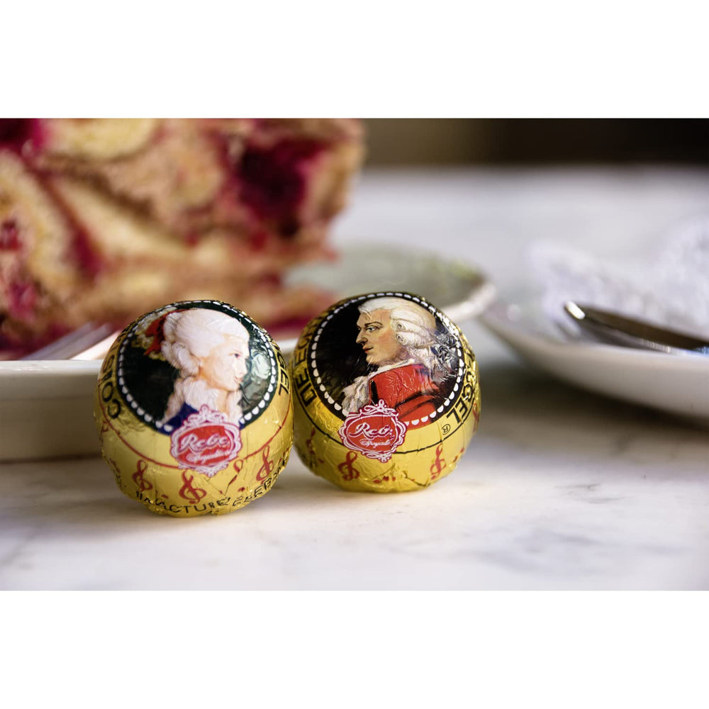 Rebel, Duet Mozart Kugeln, balení 2 ks, hořké čokoládové Mozartovy kuličky plněné pistáciemi a marcipánem, mandlemi a lískooříškovým nugátem, 40g (2 Mozartovy kuličky)