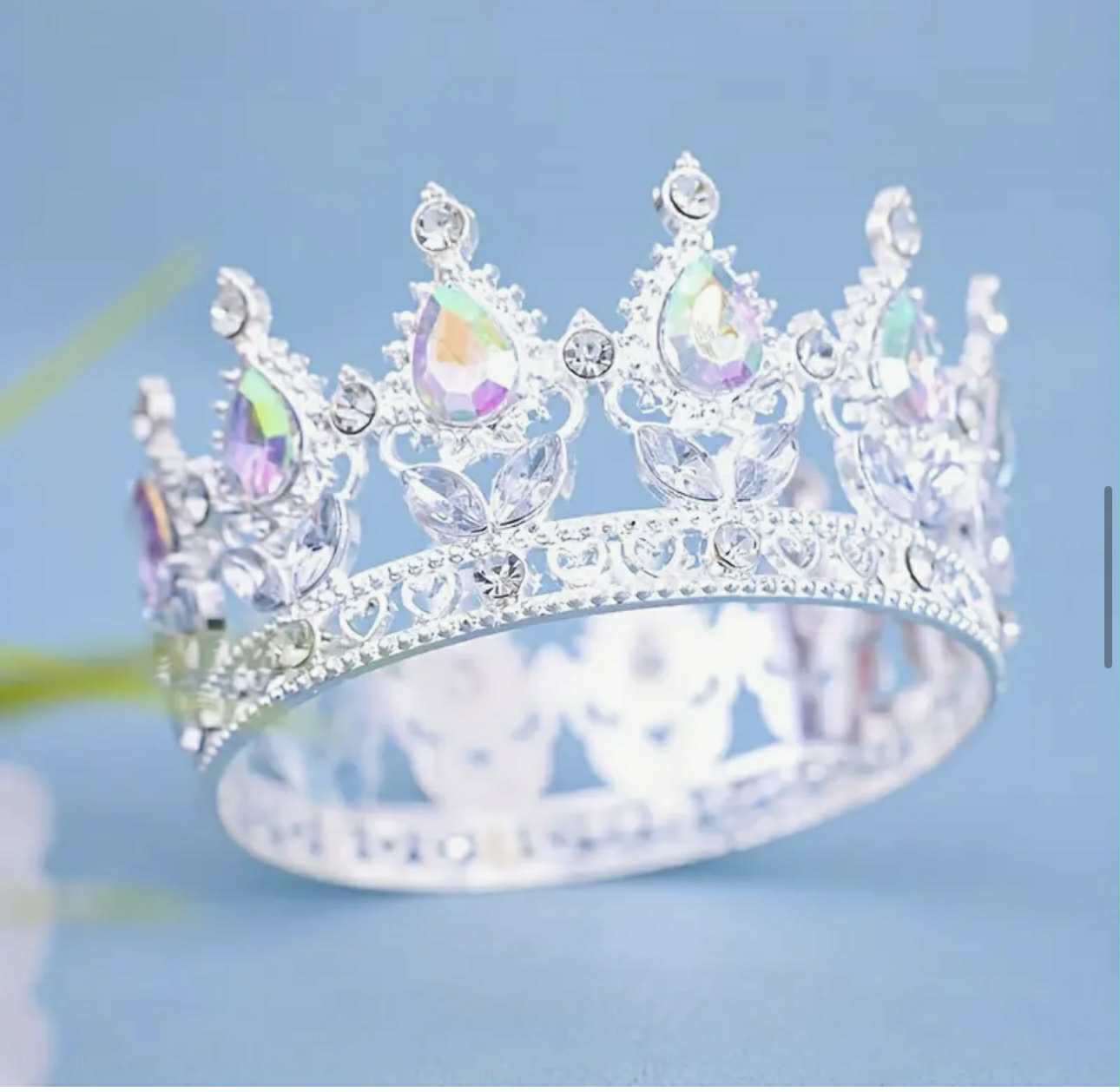 Stříbrná kovová korunka s kamínky