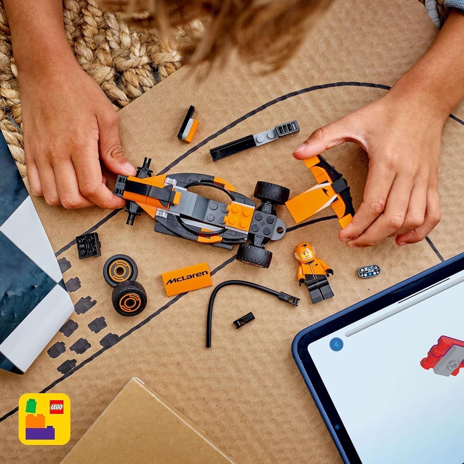 LEGO City Závodník F1 se závodním autem Mclaren - Model formule 1 se závodním autem a minifigurkou - malý dárek pro chlapce a dívky od 6 let nebo fanoušky motoristického sportu 60442 Stavebnice Besuche den LEGO-Store