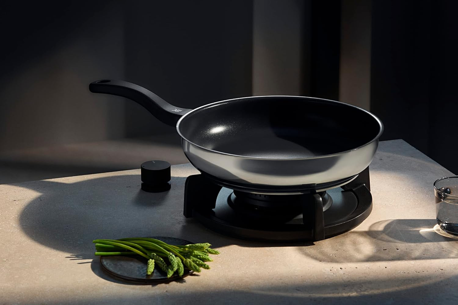 WMF pánev Devil 20 cm, indukční pánev, nerez Cromargan, plastová rukojeť Hrnce a pánve Naty Shop