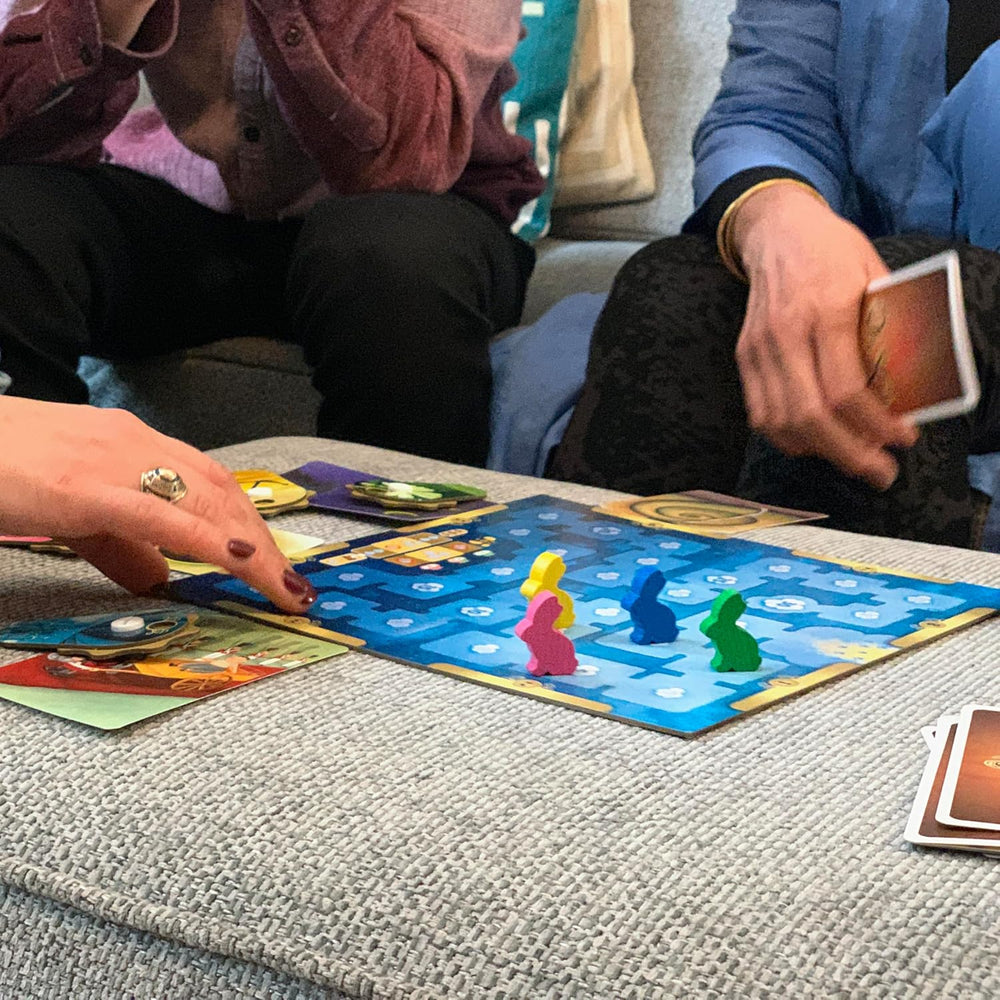 Asmodee, Dixit, versiune germană, joc de bază, O imagine valorează cât o mie de cuvinte, joc creativ de familie pentru 3-8 jucători cu vârsta de 8 ani și peste, Jocul anului 2010 cu o durată de joc de 30 de minute