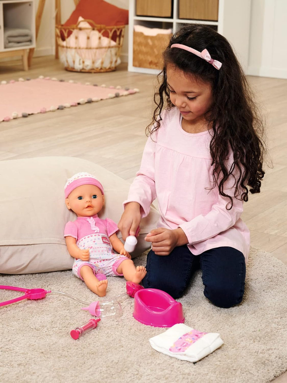 Simba 105562487 - New Born Baby First Nursing Set, manechin, scutec și sticlă de lapte cu conținut care dispare, pentru păpuși de 38-43cm Papusi Naty Shop