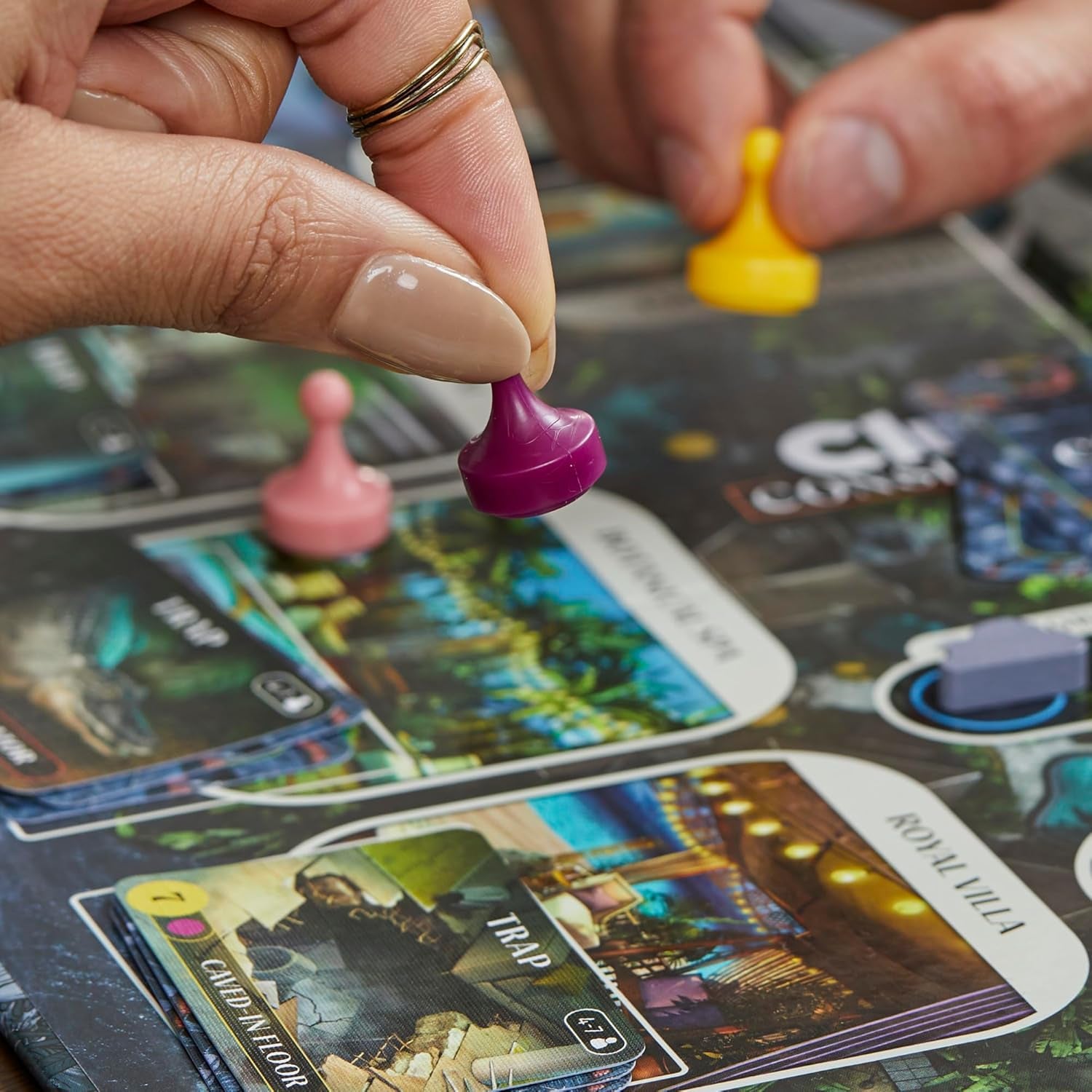 Desková hra Cluedo Conspiracy od Hasbro Gaming pro dospělé a dospívající, německá verze tajemné hry, pro 4–10 hráčů ve věku od 14 let