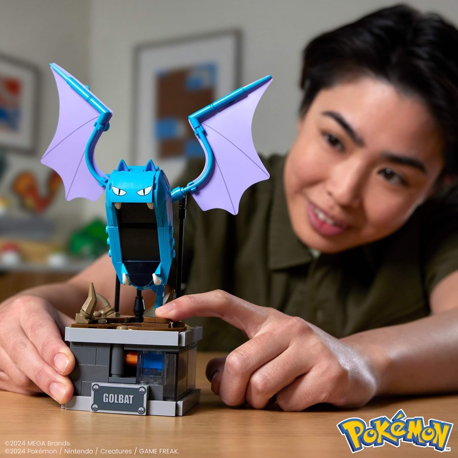 MEGA Pokémon Mini Motion-Golbat - besteh aus 313 Teilen zum Zusammenbauen, Enhtät Versteckten Knopf, with Flügelschlag Funktion, 13 cm groß, sehr schön zum Exstellen, HTH72