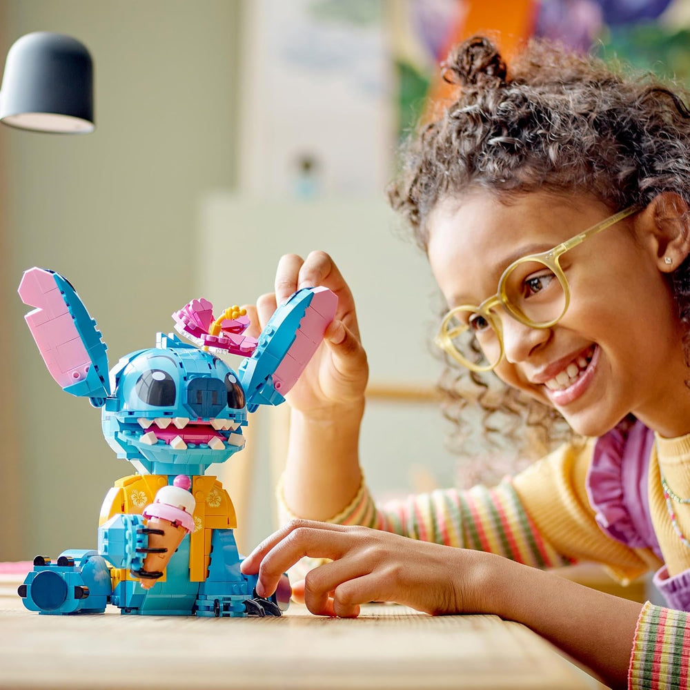 LEGO | Disney Stitch Spielzeug - Figur zum Spielen und Sammeln mit Einer Eistüte und Einer decorativeen Blume - Geschenk für Mädchen, Jungen und Lilo & Stitch Filmfans ab 9 Jahren - 43249