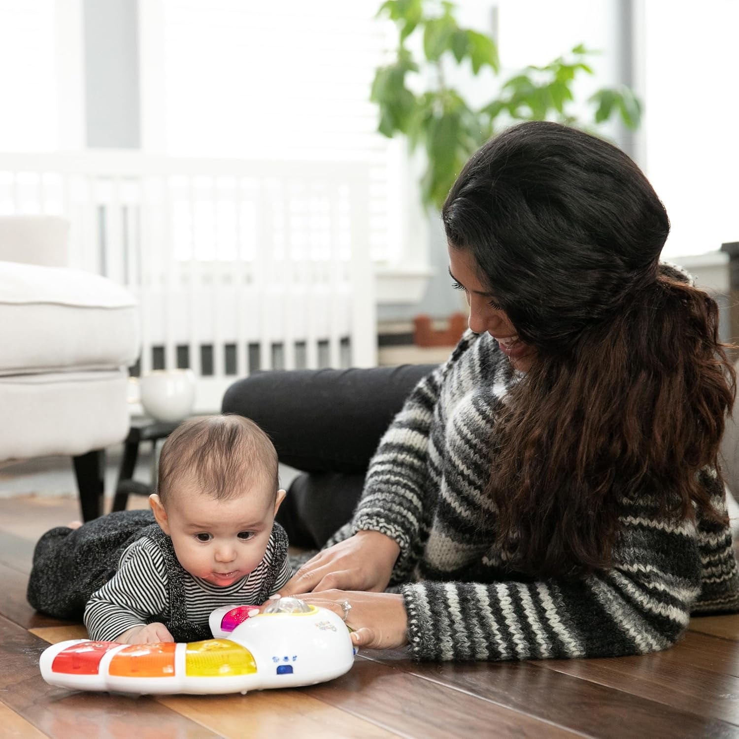 Baby Einstein, Glow & Discover Light Bar, jucărie pentru bebeluși cu lumini, melodii și zornăitor, 3 moduri: animale, culori, xilofon - 3 limbi, cub muzical pentru bebeluși și copii de 3 luni și peste Jucarii Bebe Naty Shop