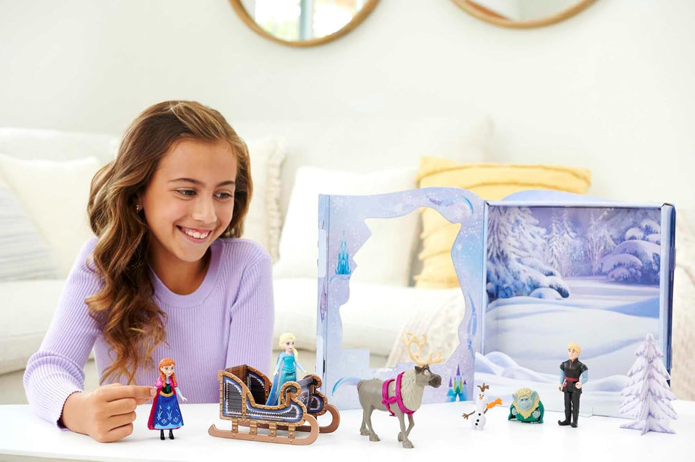 Mattel DISNEY Frozen - Set de basm cu 6 figurine jucăușe preferate, ambalaj interactiv și accesorii pentru copii, HLX04