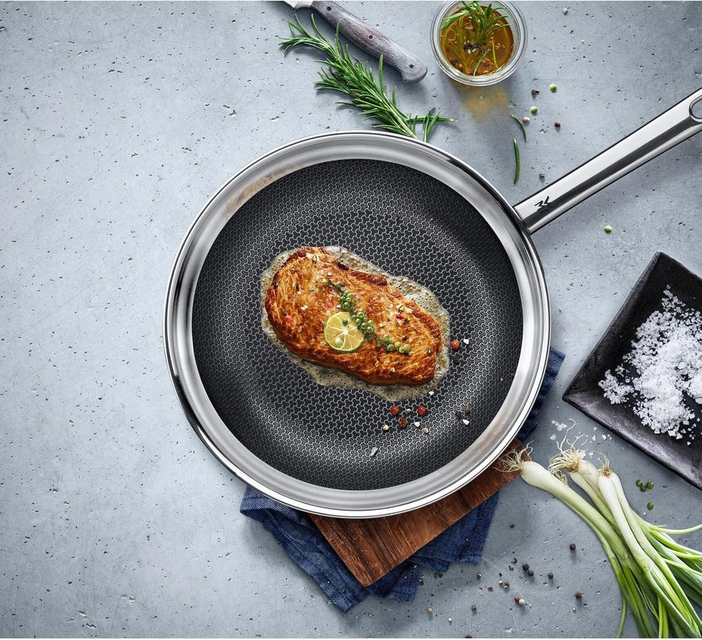 Indukční pánev WMF Profi Resist 24 cm, materiál s vícevrstvým povlakem, voštinová struktura, nerezová rukojeť, hrnce a pánve vhodné do trouby Naty Shop