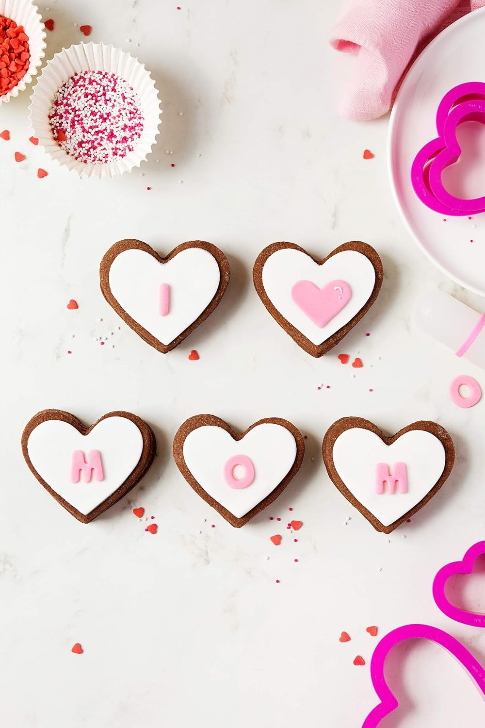 0255305 Set forme de biscuiți în formă de inimă, netede, 4 bucăți, 4-5,5-7-8 cm, 2,2 cm înălțime, roz