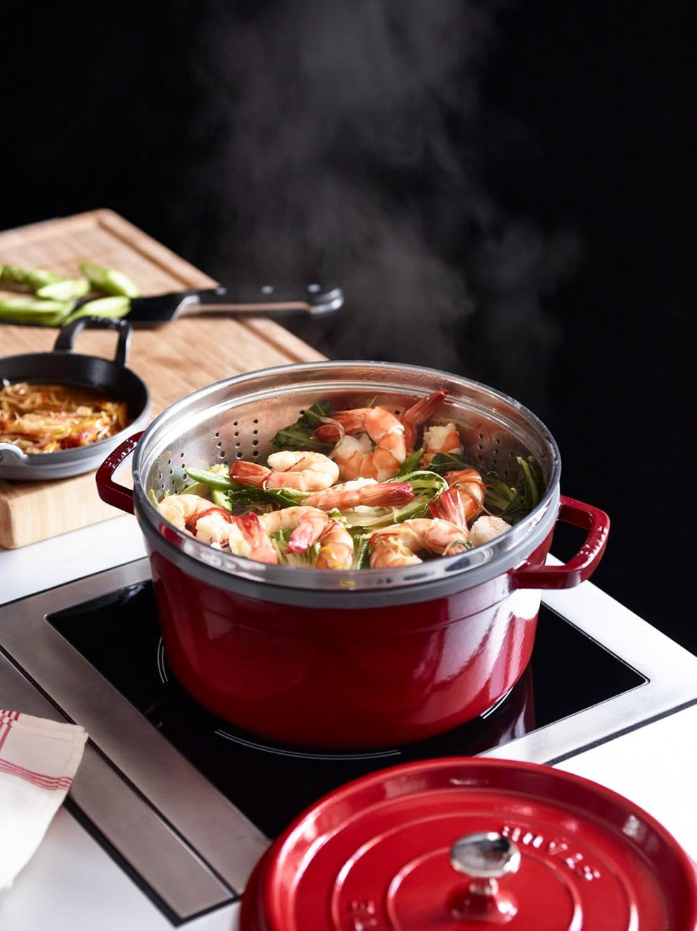 STAUB Gusseisen Bräter/Cocotte, Mit Dämpfeinsatz Aus Edelstahl, Rund 26 Cm, 5,2 L, Aromaregen Funktion Für Optimale Befeuchtung, Für Alle Herdarten Inkl. Induktion & Backofen, Kirschrot, Rot Formy a plechy na pečení Naty Shop