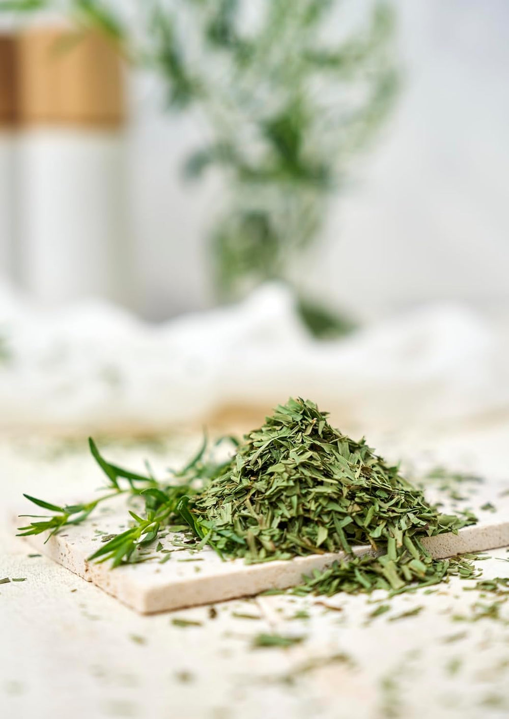 Fuchs Gewürze - Estragon gerebelt - französisches Kraut zur Verfeinerung von Saladen, omáčka Hollandaise oder Rührei - přírodní ingredience - 10 g v wiederverwendbarer, recyclebarer Dávka