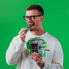 JOKOLADE 12 tyčinek x 140g Ekonomické balení | S karamelizovanými arašídy a křupavými cereáliemi | Veganské a bez kakaa