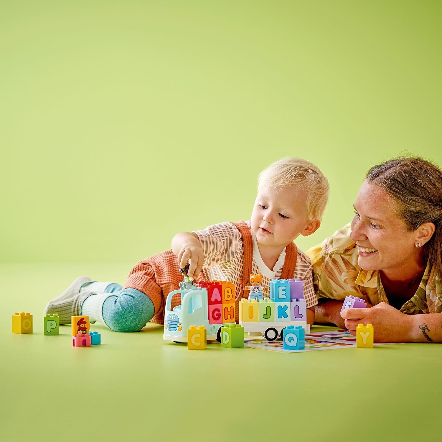 LEGO DUPLO Town ABC Truck, Lernspielzeug für Kleinkinder ab 2 Jahren, ABC-LKW-Spielzeug mit Anhänger und Buchstaben-Steinen, plus Figuren eines Jungen und eines Mädchen, Geschenk für Kinder 10421