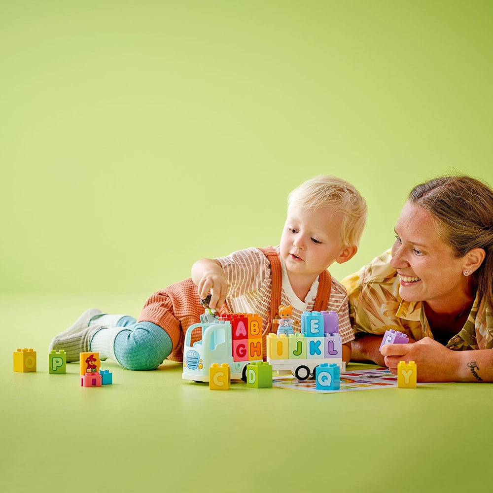 LEGO DUPLO Town ABC Truck, Lernspielzeug für Kleinkinder ab 2 Jahren, ABC-LKW-Spielzeug mit Anhänger und Buchstaben-Steinen, plus Figuren eines Jungen und eines Mädchen, Geschenk für Kinder 10421