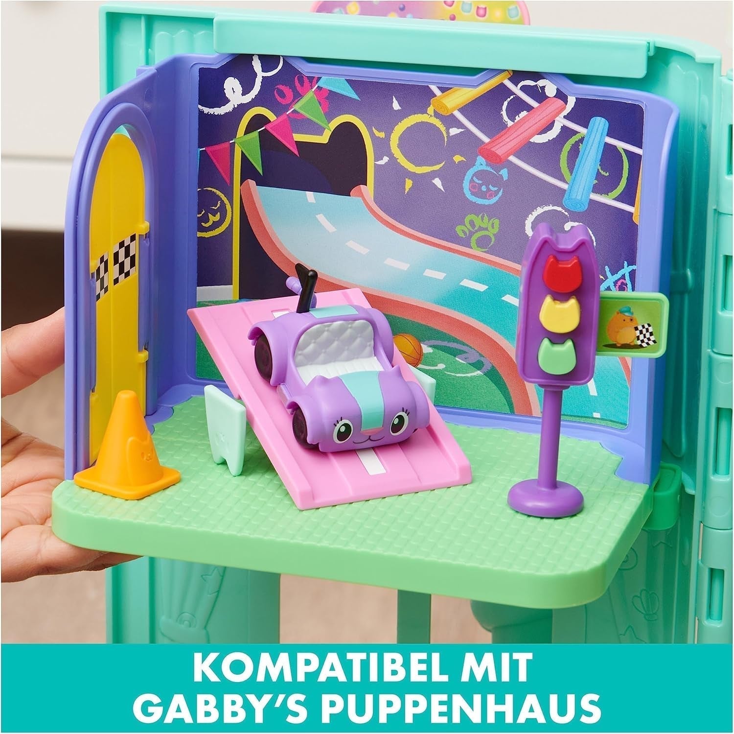 Gabby's Dollhouse Deluxe Room, cameră de joacă Purr-Ific, cameră de joacă cu mașină de jucărie Carlita, 2 piese de mobilier și 2 cutii surpriză cu accesorii, potrivită pentru copii de 3 ani și peste Casute de papusi Naty Shop